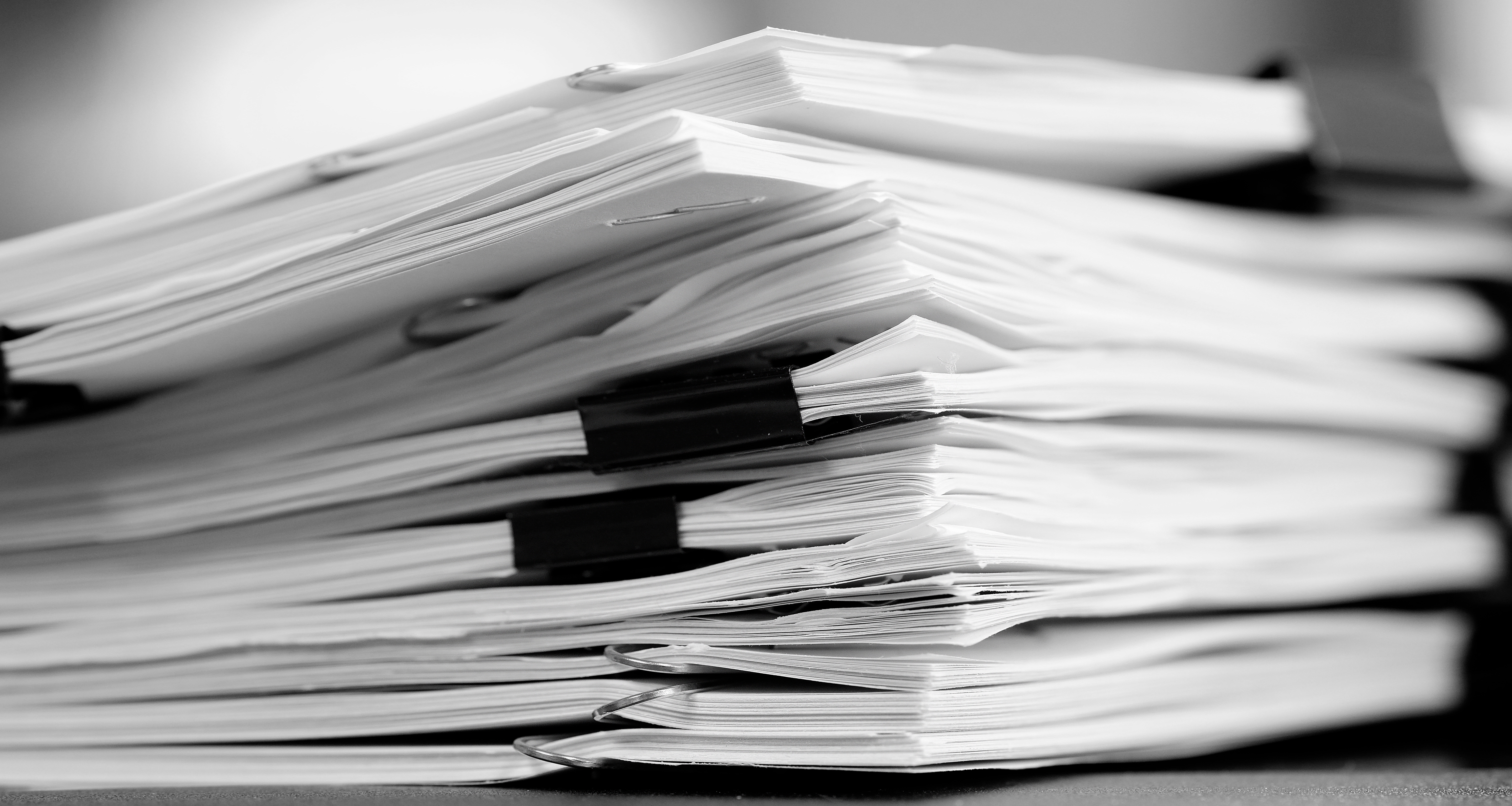 Mehrere Papierstapel die gezählt werden